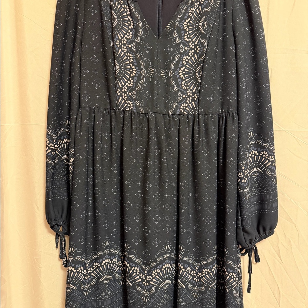 Elegant Black and‎ White Long Sleeve Dress